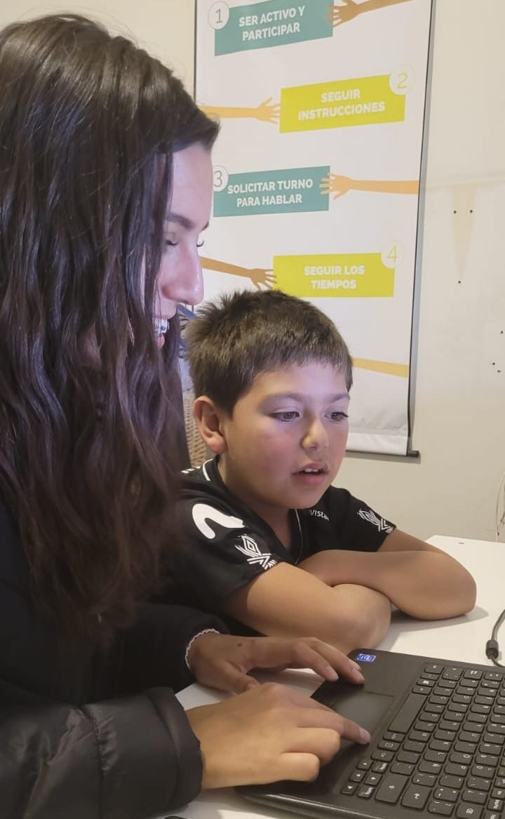 Niño leyendo en la plataforma Glifing con su entrenadora de la Fundación Padre Semería de Chile.